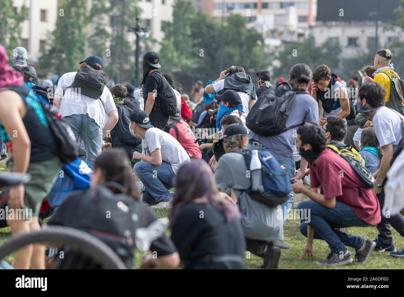 Santiago de Chile Chile 23/10/2019 Schutz der Bevölkerung von Schüsse aus der Armee und der Polizei in der Menschenmenge in Santiago de Chile Straßen Plaza De Italia Stockfoto