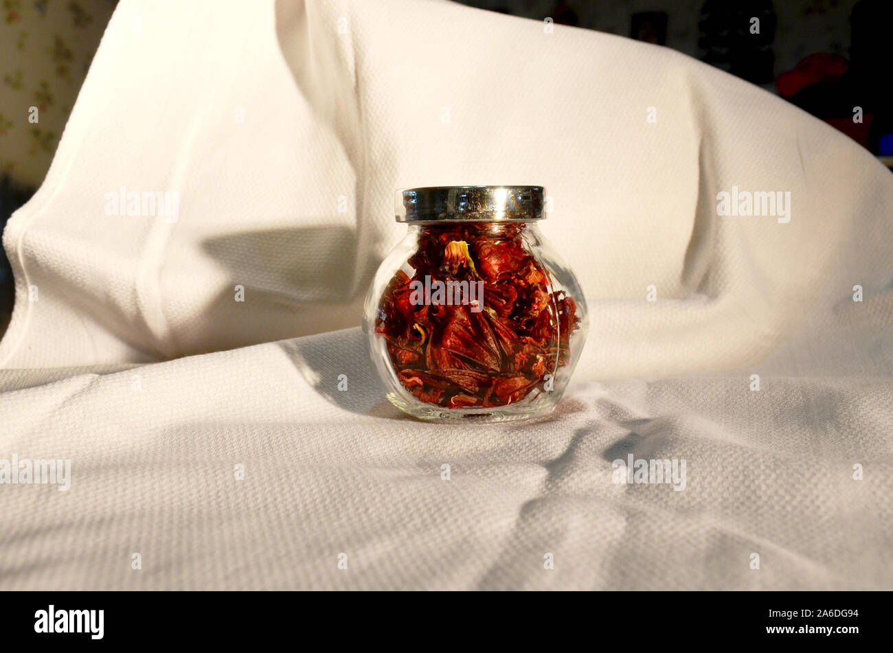 Getrocknete Hibiskus Tee im Glas Stockfoto