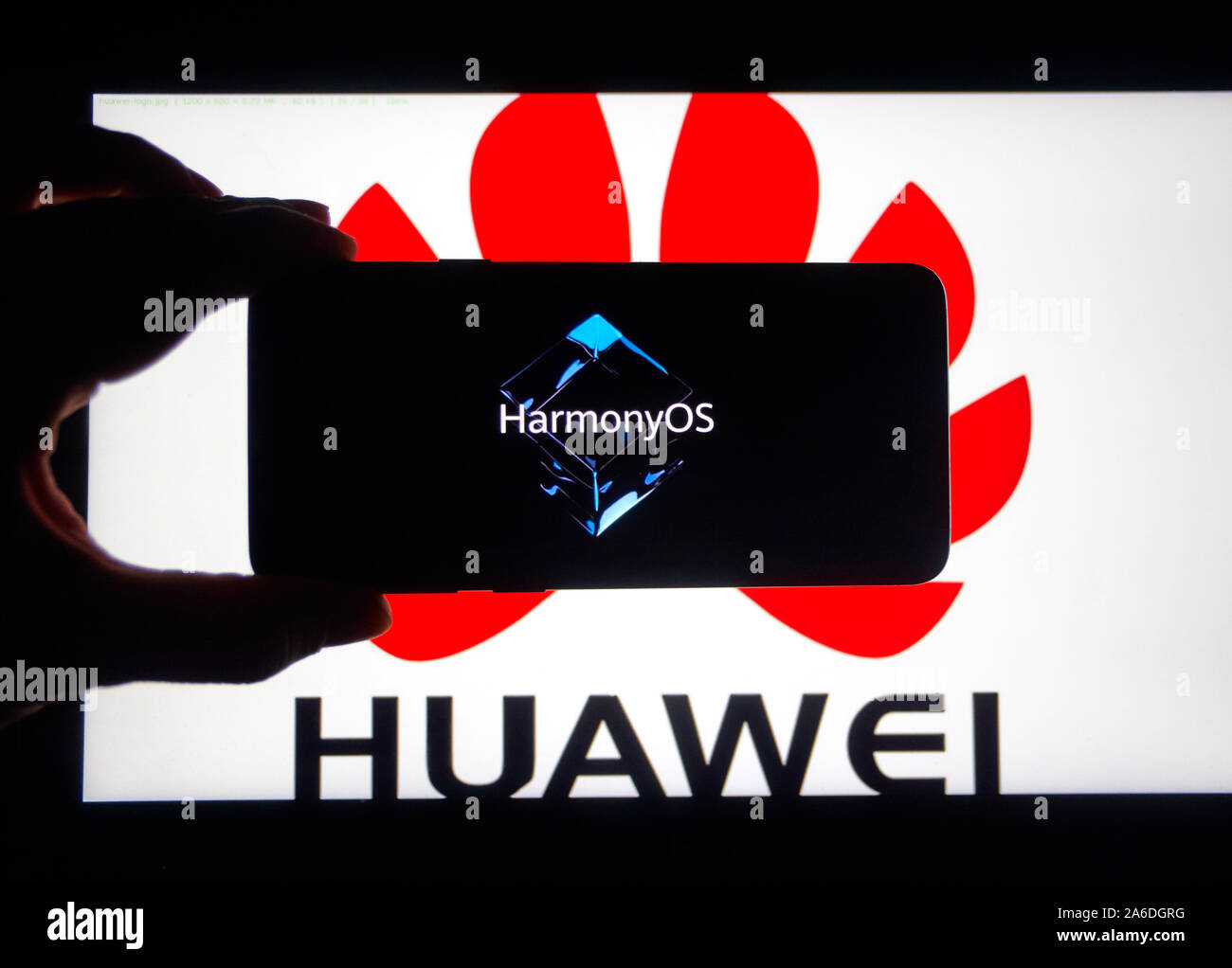 Montreal, Kanada - 25. Oktober 2019: HarmonyOS auf einem Samsung Galaxy S9 Plus'-Display über Huawei Logo auf einem Laptop. Stockfoto