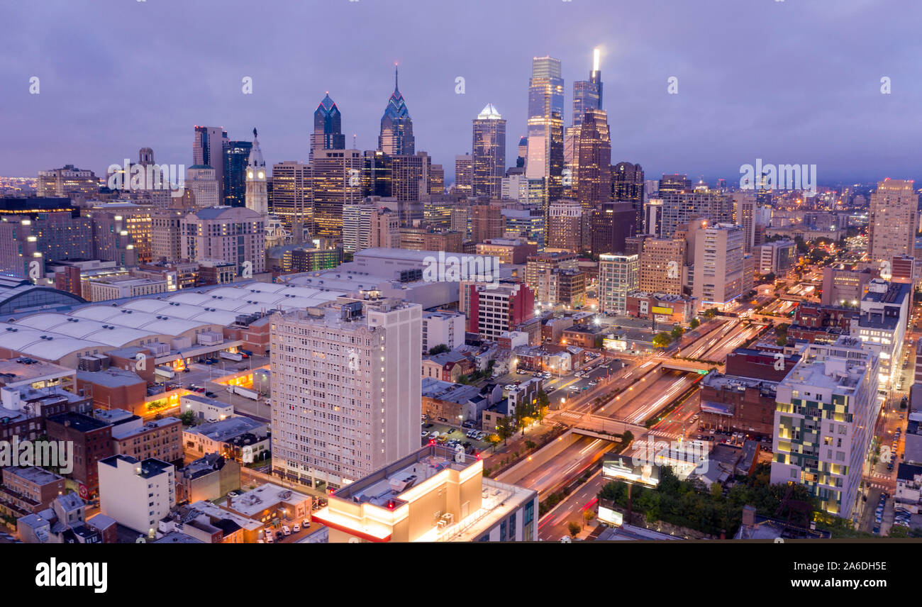 Das Büro leuchten hell wie Nacht kommt in die Innenstadt von Philadelphia PA Stockfoto