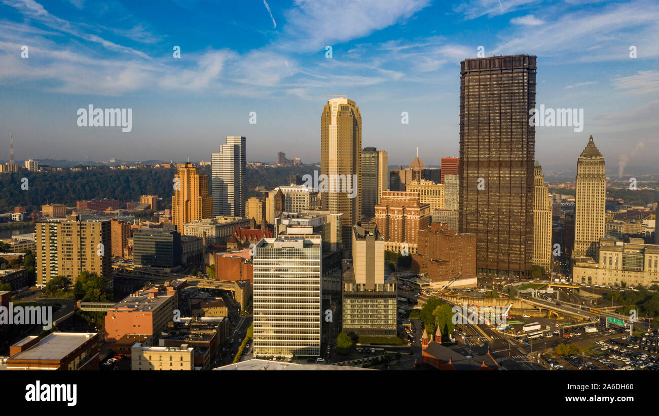 Blauer Himmel und einige Luftverschmutzung über der Innenstadt von Urban City Center in Pittsburgh PA verweilen Stockfoto