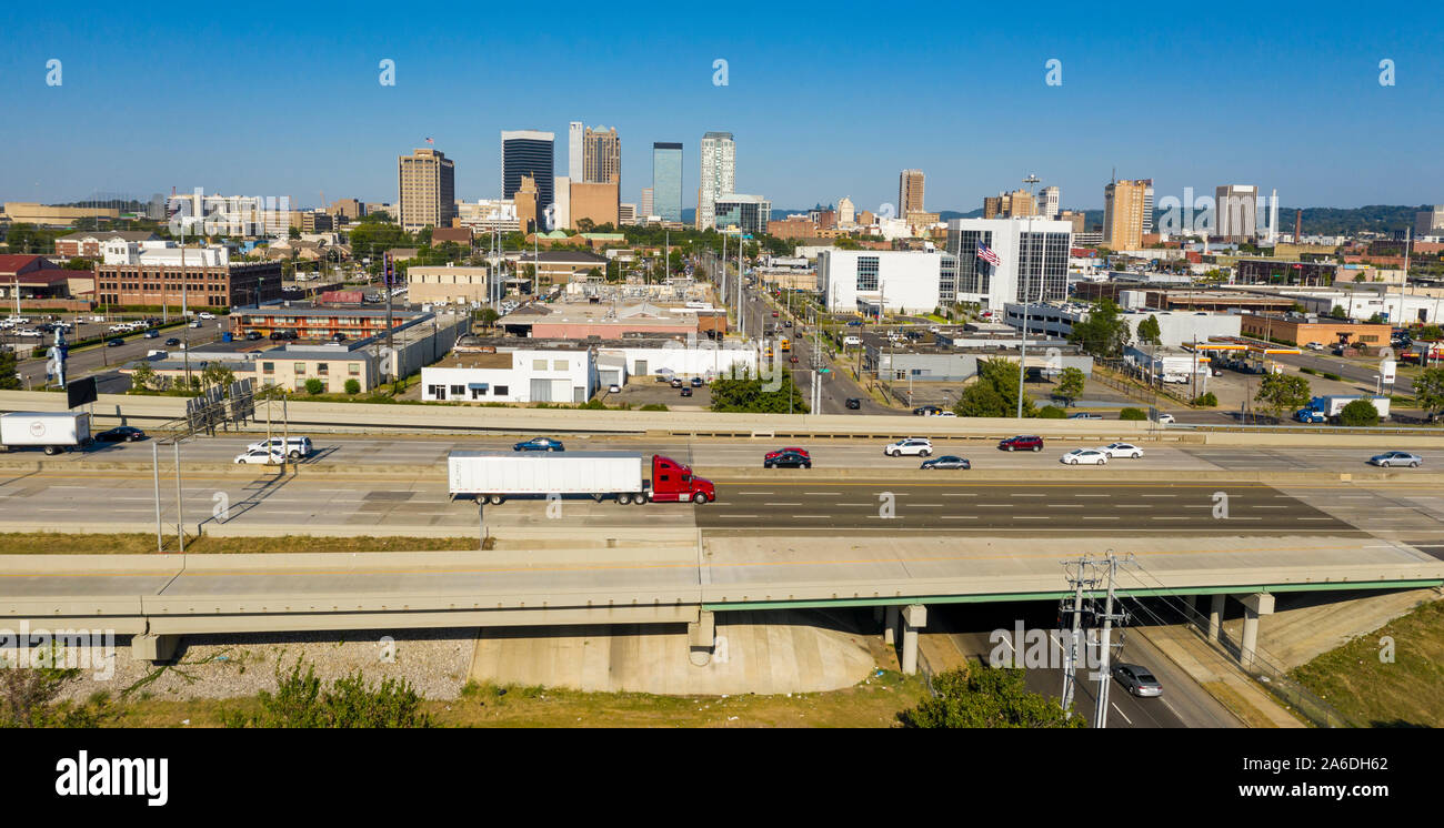 Autos und Lkws fahren Sie den urbanen Dschungel und Labyrinth der Autobahn rund um die Innenstadt von Birmingham Alabama Stockfoto