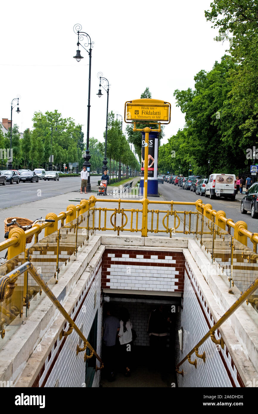 Eingang zum Hosok Tere Metro Station Teil von Europas ältesten U-Bahnnetz. Stockfoto