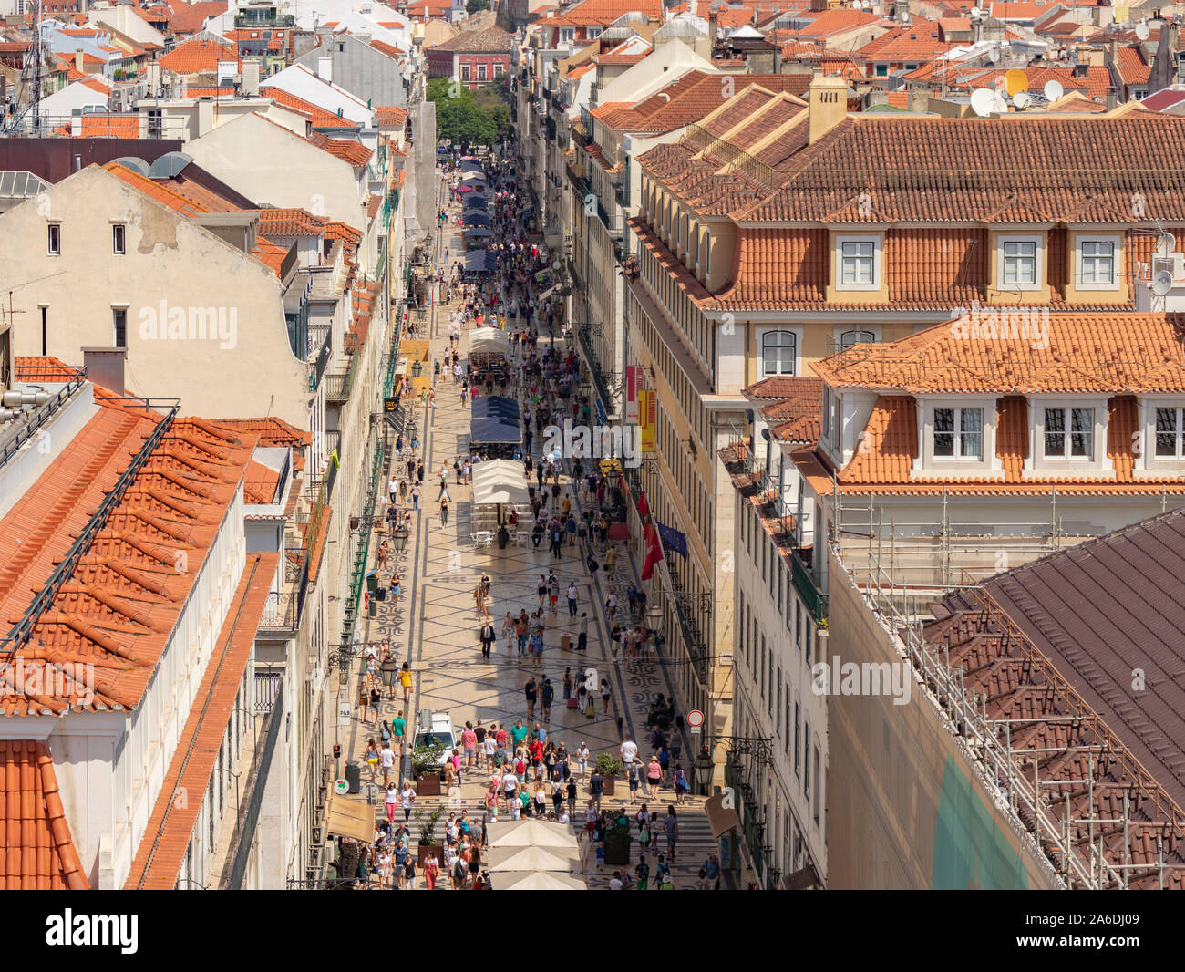 Lissabon Portugal - Juli 22, 2019: Luftaufnahme der pulsierenden Fußgängerzone Rua Augusta Einzelhandel Einkaufsstraße in Baxia, Stadtzentrum von Lissabon. Stockfoto