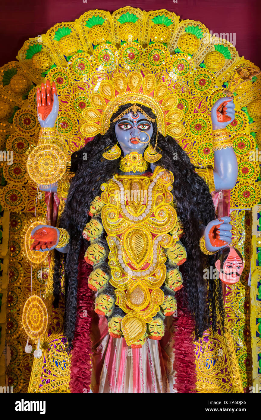 Göttin Kali Idol eingerichtet an der Puja pandal, Kali Puja auch bekannt als Shyama Puja oder Mahanisha Puja, ist ein Festival der hinduistischen Göttin Kali gewidmet, Stockfoto