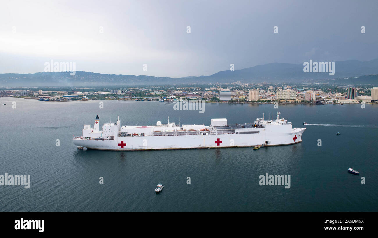 Das Hospitalschiff USNS Comfort (T-AH20) verankert die Küste von Kingston, Jamaika als Er bereitet für einen 6-tägigen Medical Mission, Okt. 25, 2019. Komfort ist das Arbeiten mit Gesundheit und Regierung Partner in Mittelamerika, Südamerika und die Karibik zu kümmern, auf dem Schiff und an Land-basierte medizinische Websites, wodurch der Druck auf die nationalen medizinischen Systemen, einschließlich derer, die durch eine Zunahme der grenzüberschreitenden Migranten belasteten zu entlasten. (U.S. Marine Foto von Mass Communication Specialist 2. Klasse Morgan K. Nalle) Stockfoto