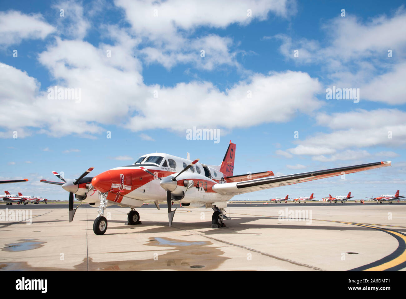 CORPUS CHRISTI, Texas (23. 25, 2019) ein T-44 C Pegasus Flugzeuge Ausbildung Air Wing (TW) 4 zugeordneten sitzt auf dem Flug Linie an der Naval Air Station Corpus Christi. TW-4 ist eine von fünf Luft Flügel unter der Leiter der Naval Air Training und führt Primary, Intermediate und Advanced Flight Training für die Marine, Marine Corps, Coast Guard und internationalen militärischen Partner. (U.S. Marine Foto von Leutnant Michelle Tucker/Freigegeben) 199104-N-OU 681-1042 Stockfoto