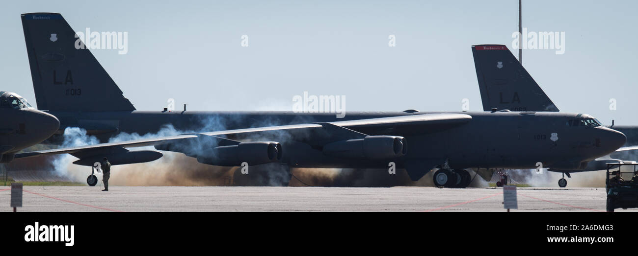 Airmen" Warenkorb Start" eine B-52 H Stratofortress Flugzeuge während der globalen Donner 20 in Barksdale Air Force Base, La., Okt. 23, 2019. Globale Thunder ist in den USA eine strategische Kommando Übung für eine effiziente mission Antwort durch Prüfung der Flieger Fähigkeit Kommando-, Kontroll- und operativen Verfahren während der simulierten Kampfszenarien zur Ausführung zu gewährleisten. (U.S. Air Force Foto von Airman 1st Class Lillian Miller) Stockfoto