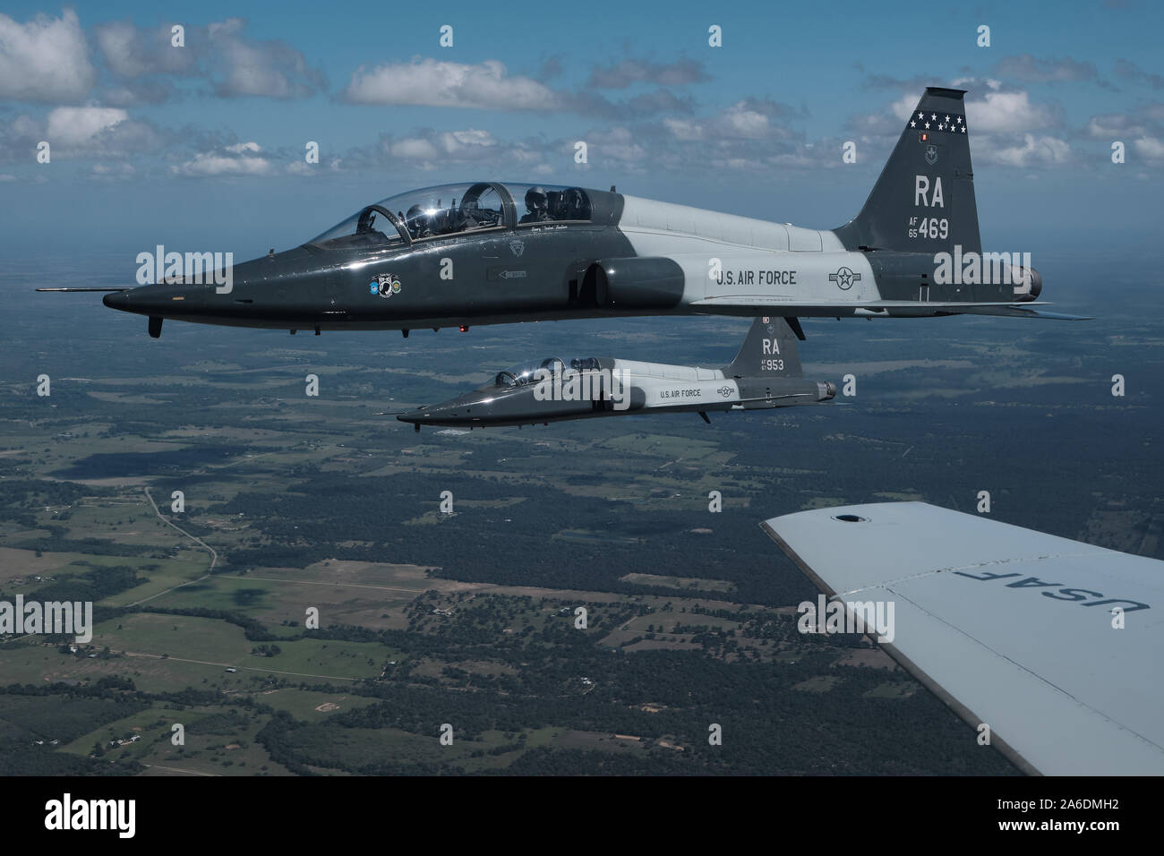 Us Air Force T-38 C Krallen in die 560Th Flugausbildung Geschwader zugewiesen, fliegen in einem 4-schiff Bildung während der Rückkehr zu Joint Base San Antonio-Randolph nach Durchführung instructor Pilot Training über militärische Operationen im Süden von Texas, Okt. 23, 2019. Der Flug konzentrierte sich auf 4-schiff Manöver und Sprachkenntnisse für Ausbilder Piloten Abschluss Lehrplan Ausbildung. Die 560 FTS qualifiziert Piloten aus verschiedenen Flugzeugzellen als Ausbilder Piloten in der T-38 Flugzeuge. (U.S. Air Force Foto von MSgt Christopher Boitz) Stockfoto