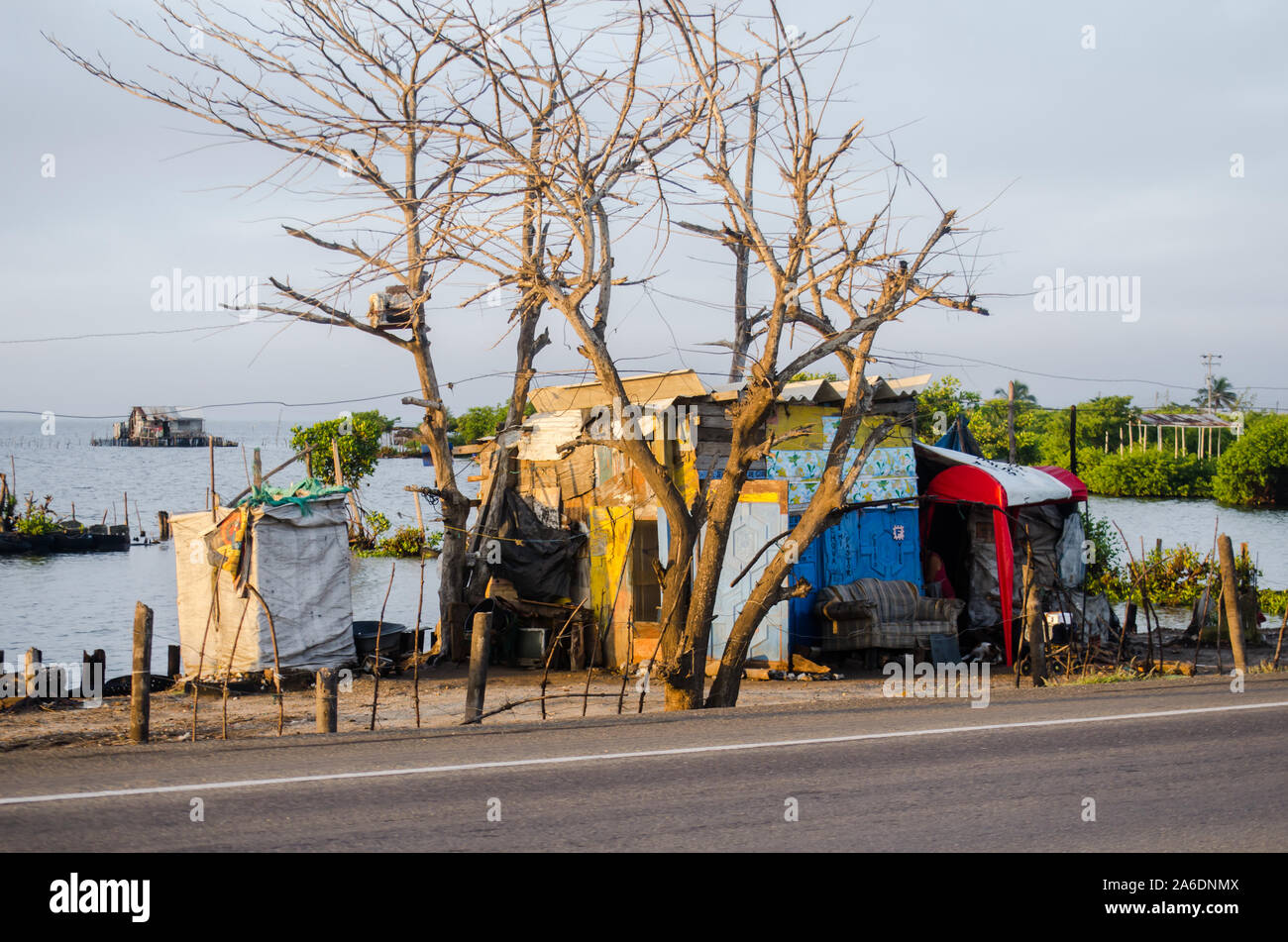 Häuser am Ufer der Laguna Grande de Santa Marta und Troncal del Caribe Avenue. Stockfoto Häuser am Ufer der Laguna Grande de Santa Marta und Troncal del Caribe Avenue. Stockfoto