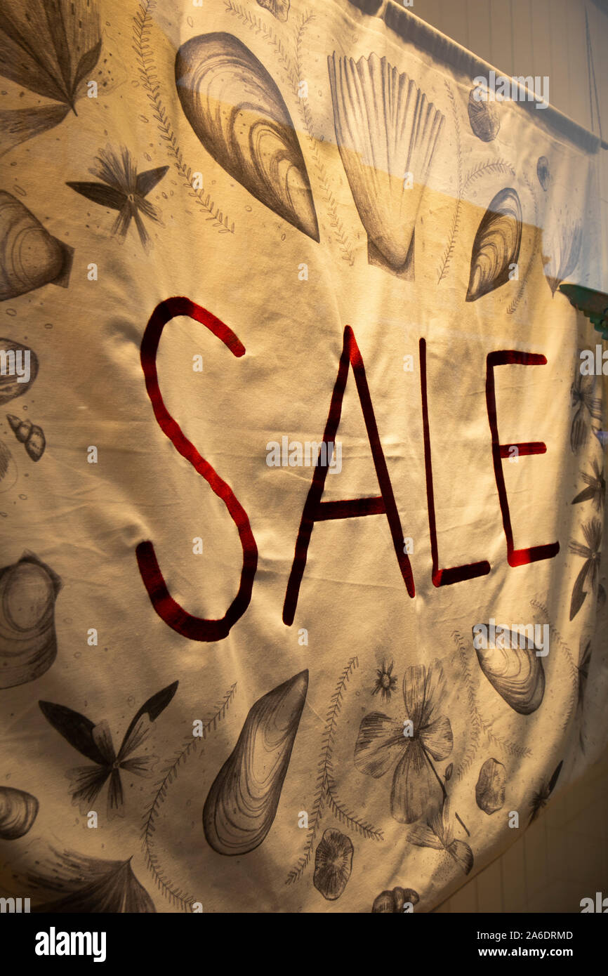 Verkauf Anmelden womenswear Schaufenster Hervorhebung der harte Zeiten durch die High Street Einzelhändler erfahrenen Stockfoto