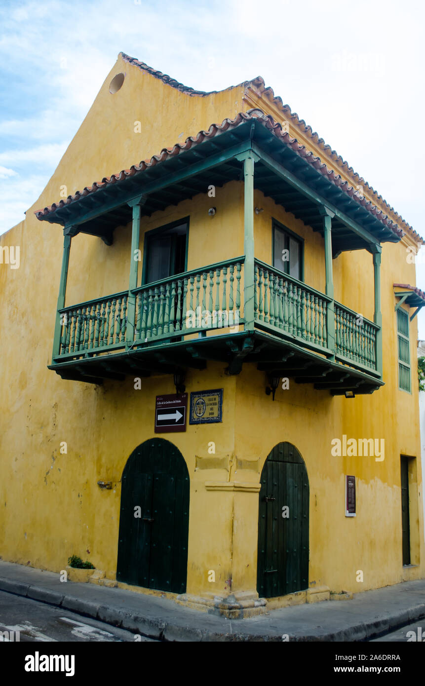 Altes Haus im Kolonialstil mit hölzernen Balkonen, das in der ummauerten Stadt Cartagena Stockfoto