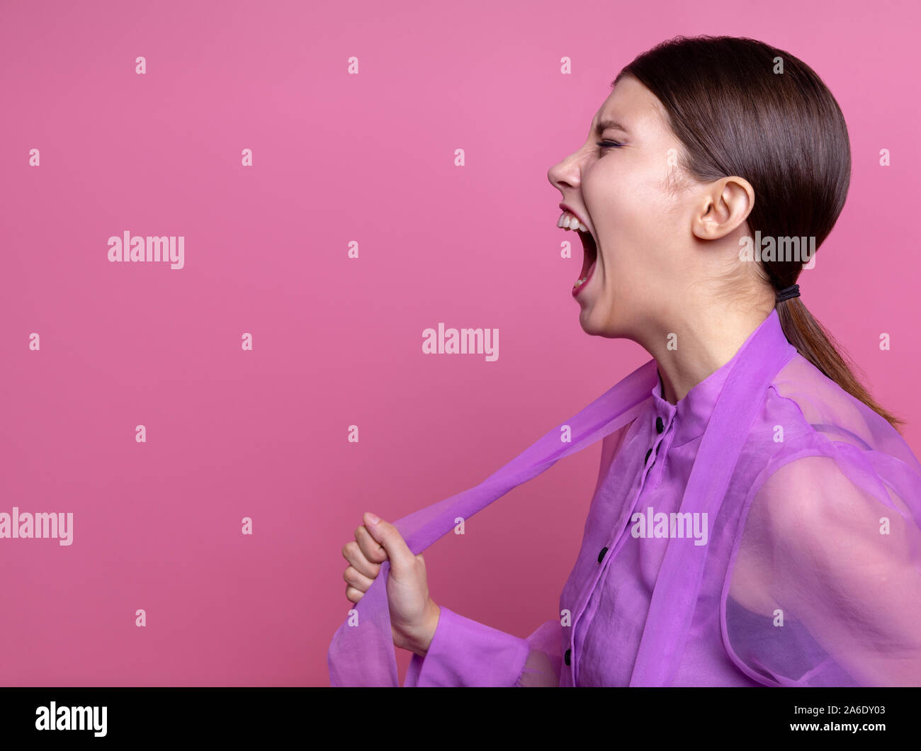 Ein Mädchen schreit in Verzweiflung im Studio Stockfoto