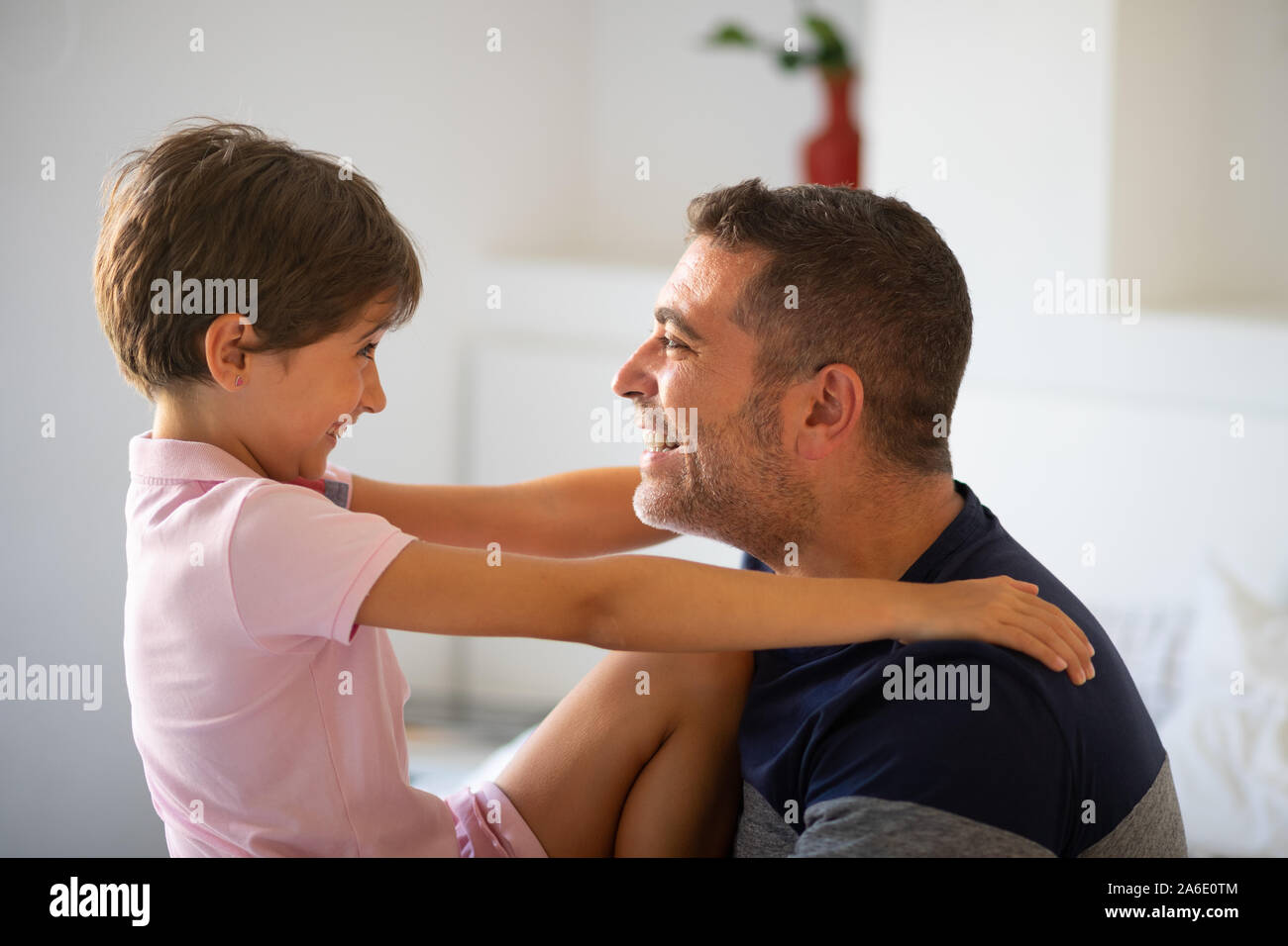 Mitte - Alter Mann und ihre kleine Tochter sich umarmen. Stockfoto