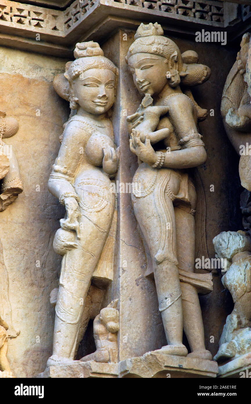 Carven auf der Wand des Javari Tempel, Khajuraho Stockfoto