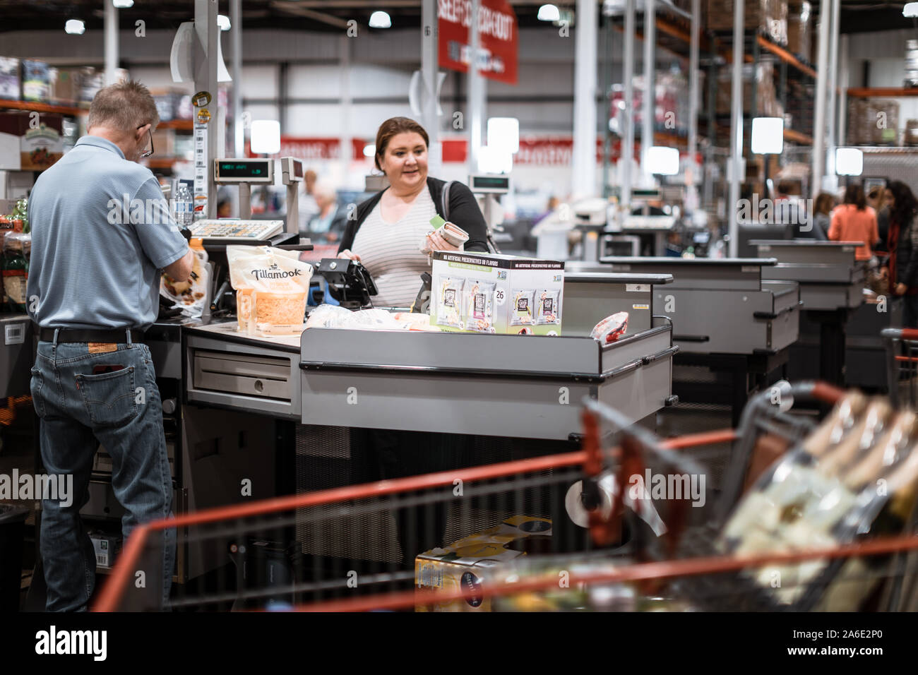 Tigard, Oregon - 25.Oktober 2019: Costco Wholesale Kunden bezahlen in Kasse Stockfoto