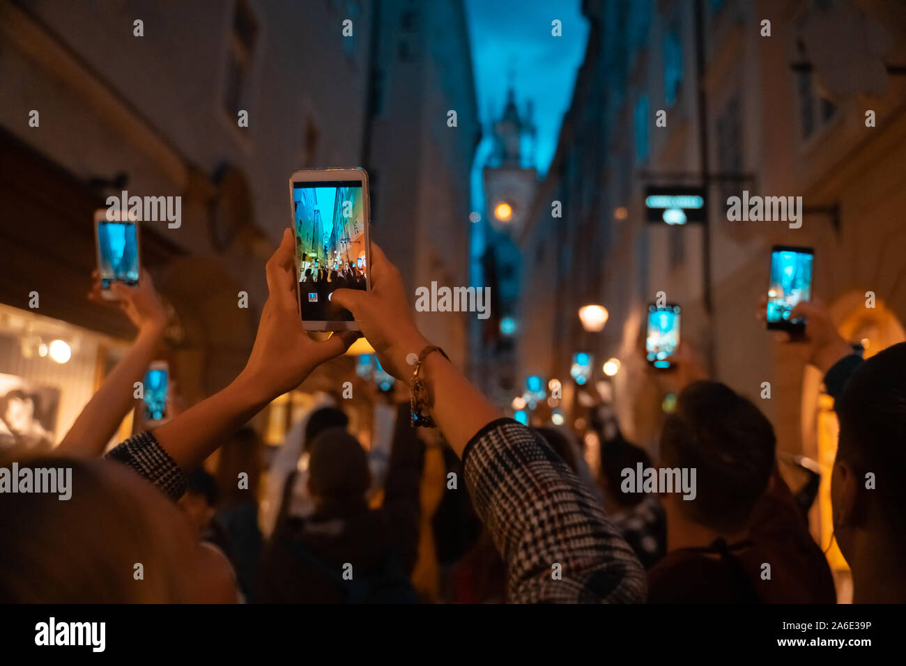 Menge beobachten mit Interesse die Leistung auf der Straße Stockfoto