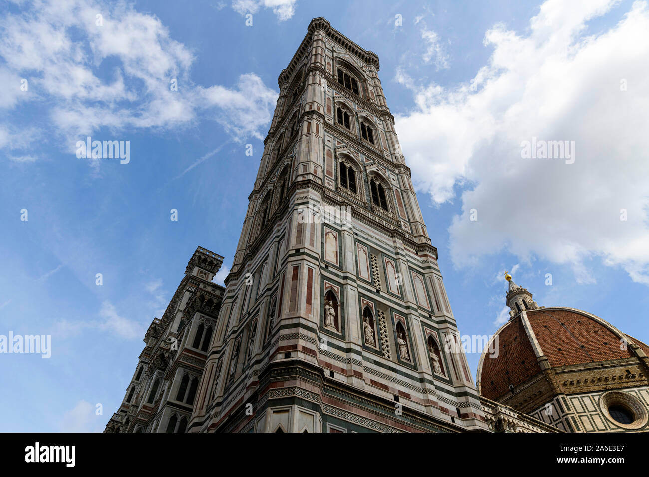 Der Glockenturm von Giotto ist Teil des Gebäudekomplexes, aus dem sich die Kathedrale von Florenz auf der Piazza del Duomo in Florenz, Italien, befindet. Stockfoto