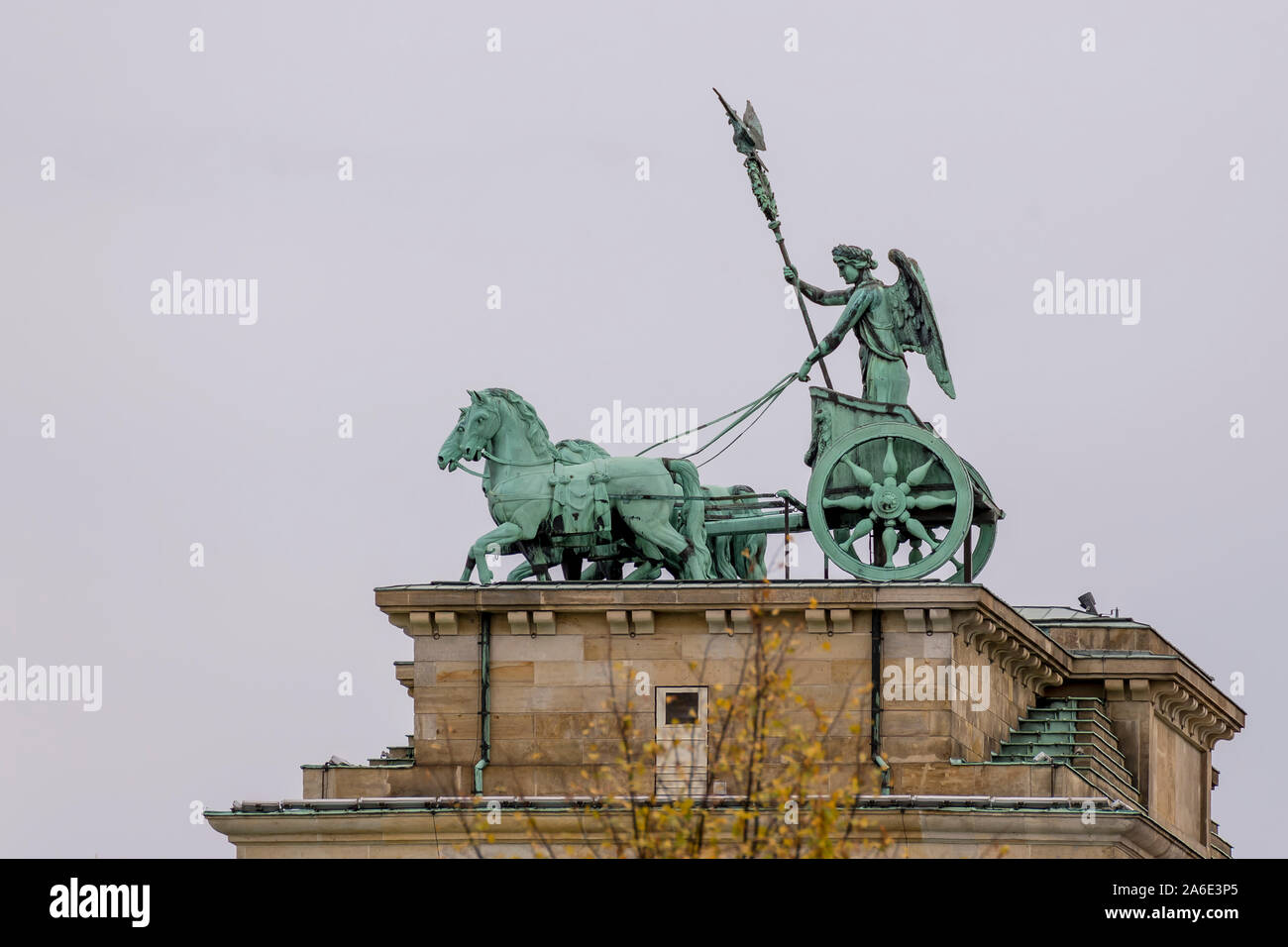 Schönes Detail der Quadriga über dem Brandenburger Tor gesehen von der Seite, Berlin, Deutschland Stockfoto