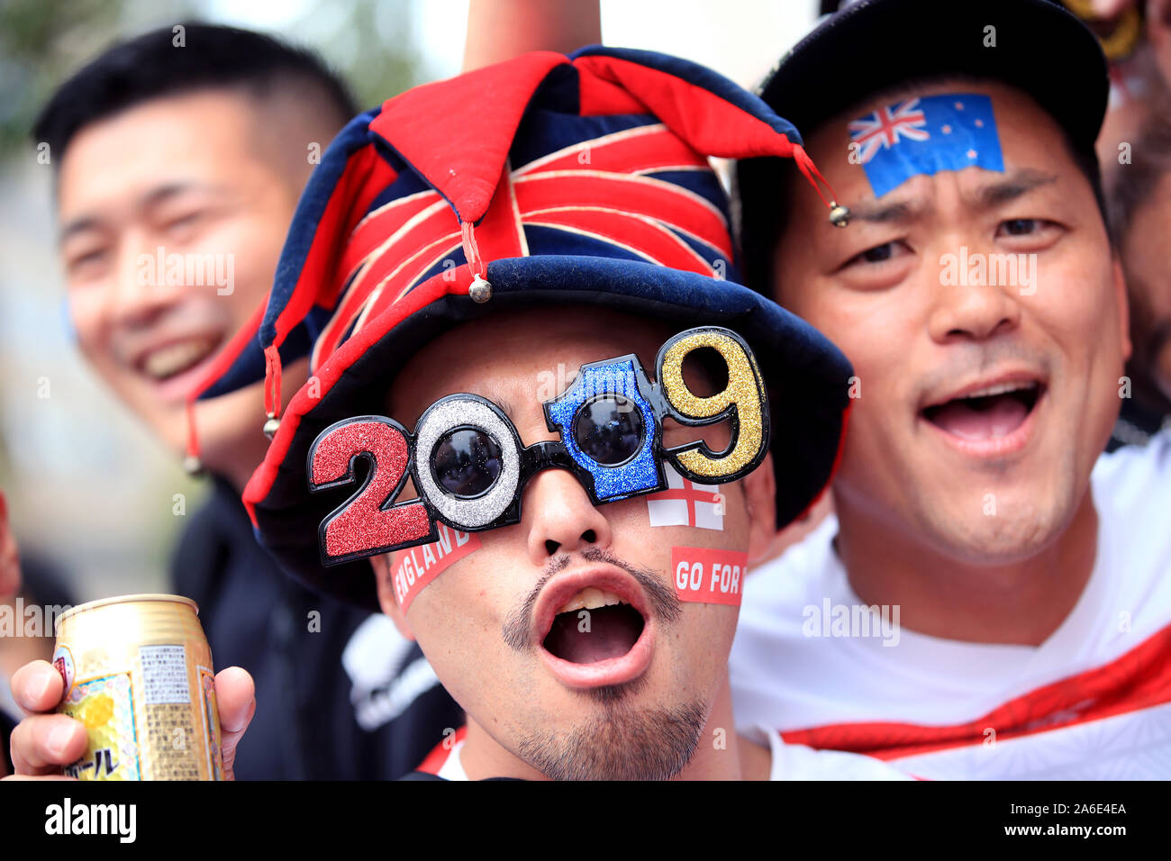 England Fans vor der 2019 Rugby WM Finale von International Stadium Yokohama. Stockfoto