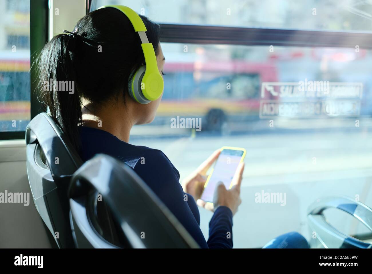 Frau mit Kopfhörer Musik hören das Pendeln mit Bus Stockfoto