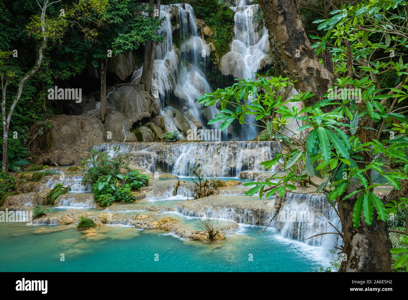 Türkisfarbene Wasser des Kuang Si Wasserfall, Luang Prabang, Laos. Tropischen Regenwald. Die Schönheit der Natur. Stockfoto