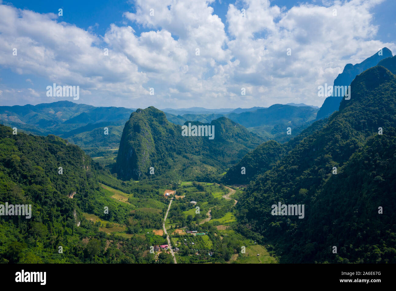 Luftaufnahme von Bergen in Nong Khiaw. Norden Laos. Südostasien. Foto von drohne von oben. Blick aus der Vogelperspektive. Stockfoto