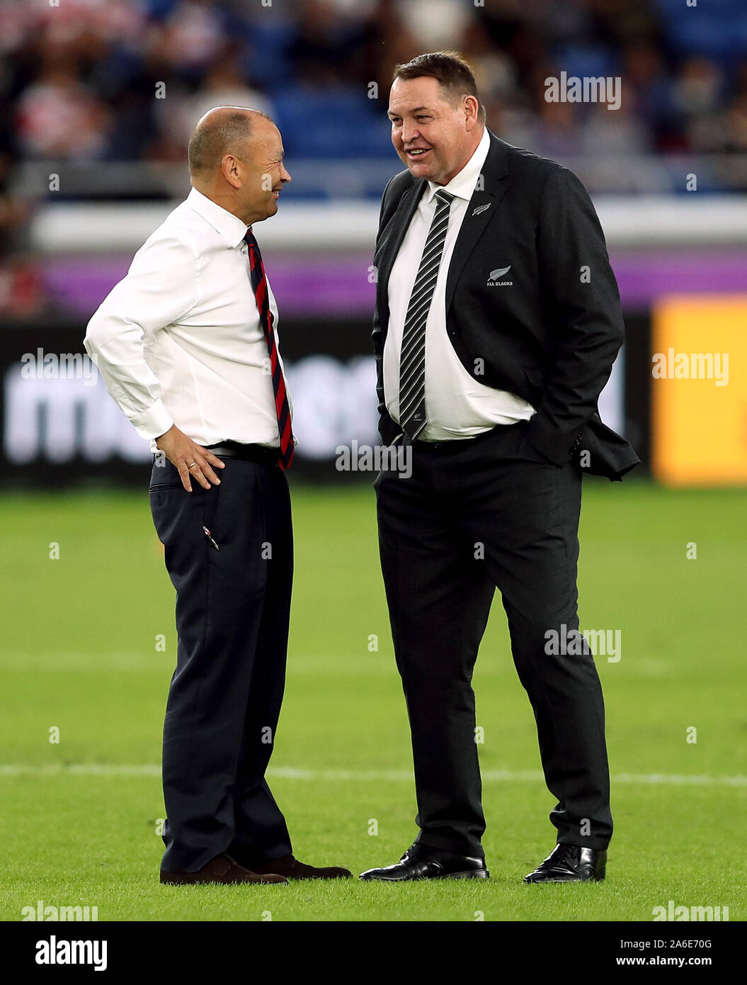 England Trainer Eddie Jones (links) und Neuseeland Trainer Steve Hansen auf dem Platz vor dem 2019 Rugby WM Finale von International Stadium Yokohama. Stockfoto