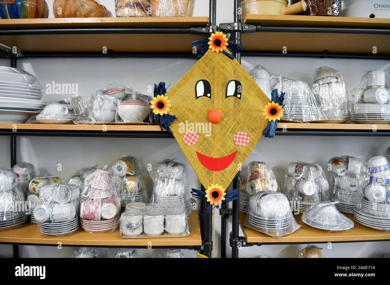 Dresden, Deutschland. 25 Okt, 2019. Geschirr kann in der Kleidung Abteilung des Sozialen Kaufhaus gefunden werden. Bedürftige Bürger können Shop mit Nachweis der Arbeitslosengeld II, Dresden Pass, die Grundsicherung im Alter oder bei Erwerbsminderung und Asylbewerber. Foto: Jens Kalaene/dpa-Zentralbild/dpa/Alamy leben Nachrichten Stockfoto