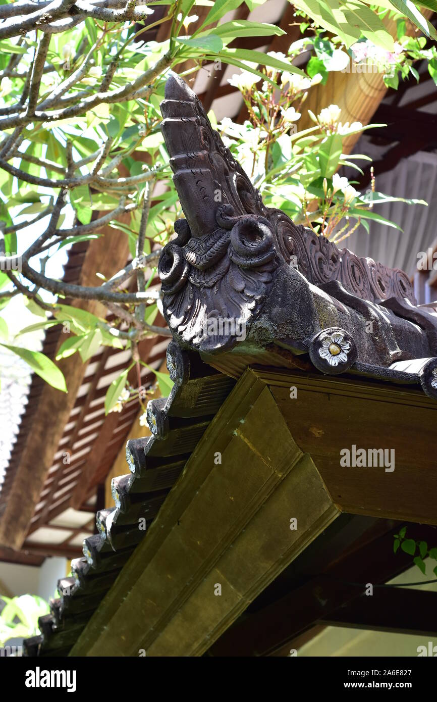 Dachecke mit Ornamenten, inspiriert von der hinduistischen Mythologie auf Resort in Bali. Stockfoto