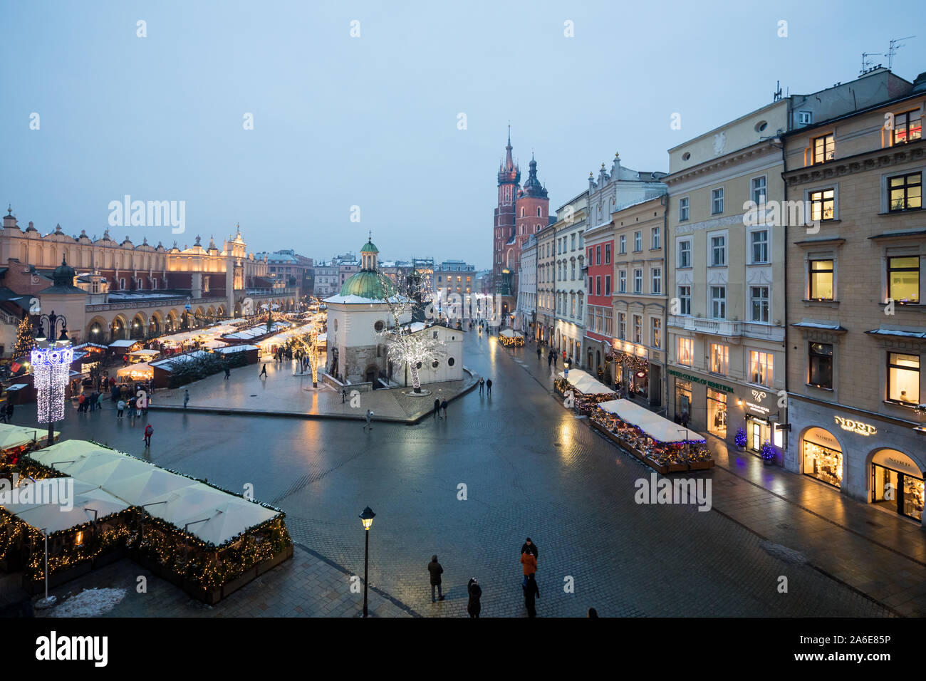 Die Krakauer Hauptmarkt im Winter Weihnachten Landschaft mit einem Weihnachtsmarkt Stockfoto