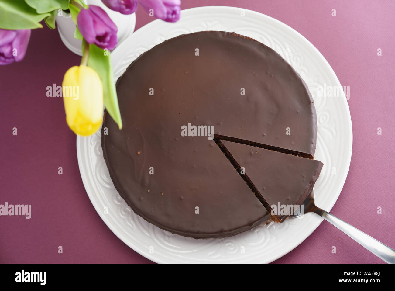 Schokolade Kuchen und einen Blumenstrauß aus Tulpen Stockfoto
