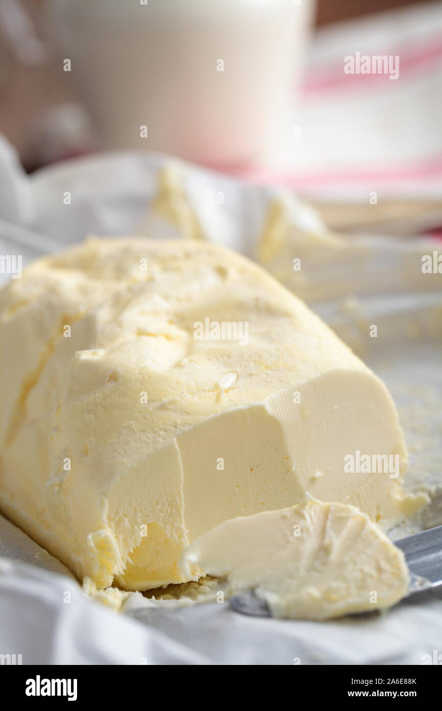 Frische Butter in Papier wickeln Stockfoto