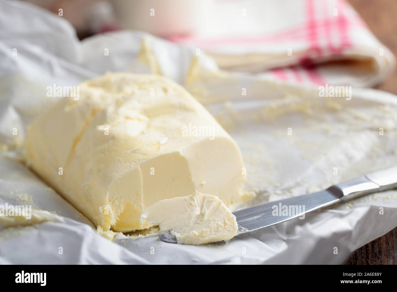 Frische Butter in Papier wickeln Stockfoto