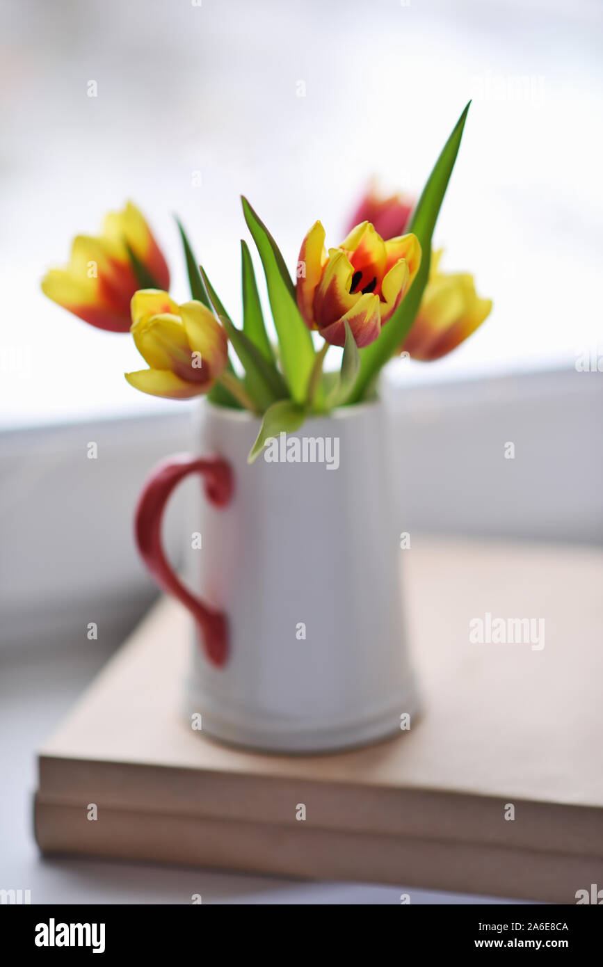 Blumenstrauß aus Tulpen auf dem Fensterbrett Stockfoto