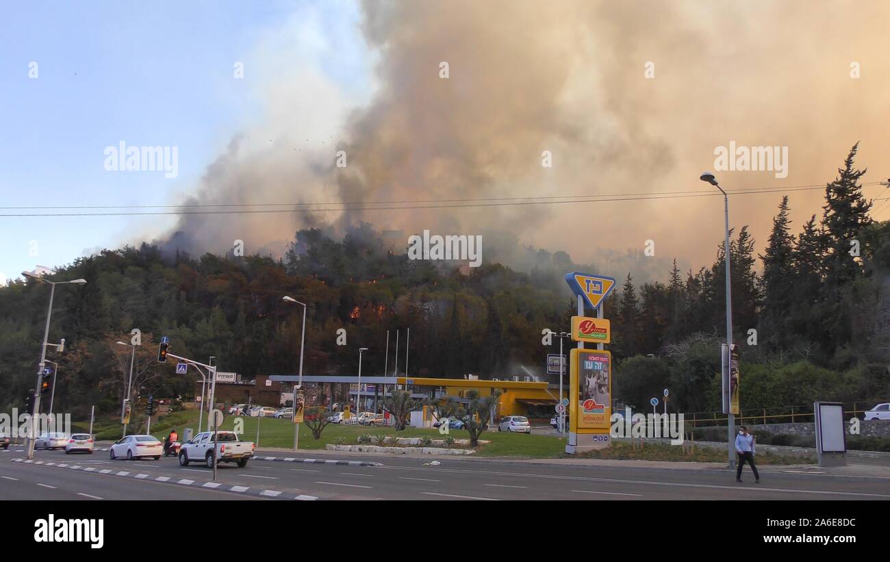 Feuerwehrleute und freiwillige Helfer kämpfen Feuer in der Nähe der Tankstelle in Haifa, Israel. Brände sind in Haifa, aufgrund des schlechten Wetters mit starkem Wind und niedrige Luftfeuchtigkeit. Stockfoto
