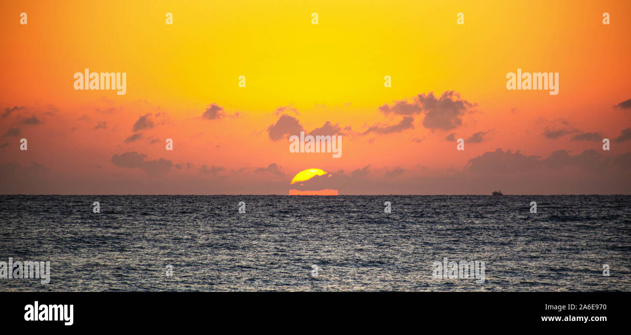 Am Morgen die Sonne an der Küste in Spanien Stockfoto