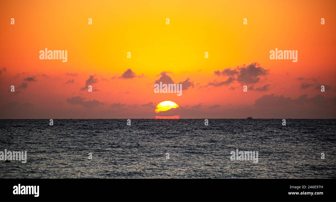 Am Morgen die Sonne an der Küste in Spanien Stockfoto