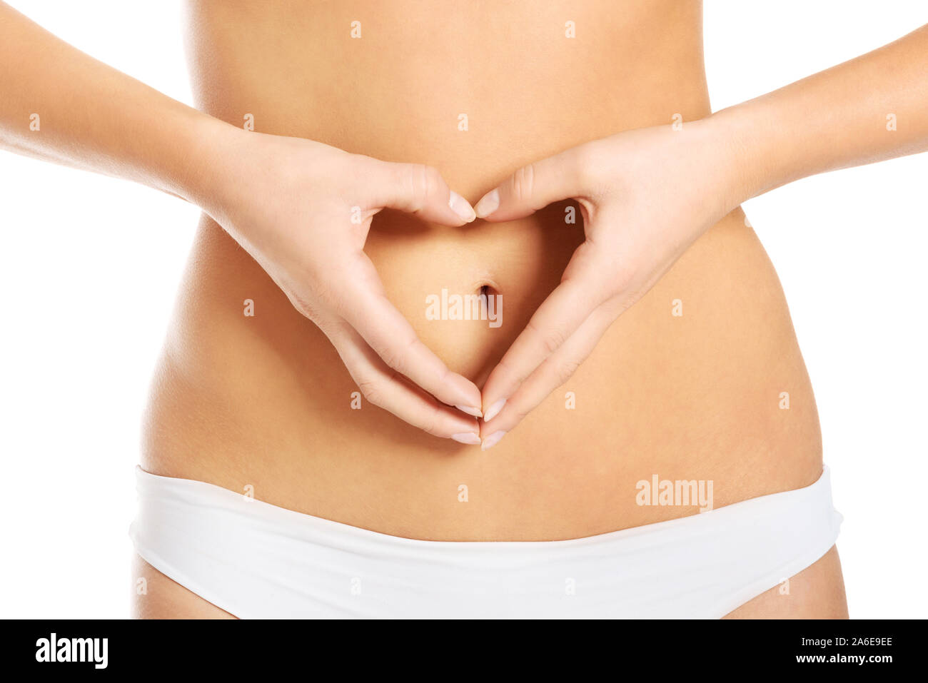 Herzform aus Händen gemacht auf Frauen fit Bauch. Schlusses Gewicht und Verdauung. Stockfoto