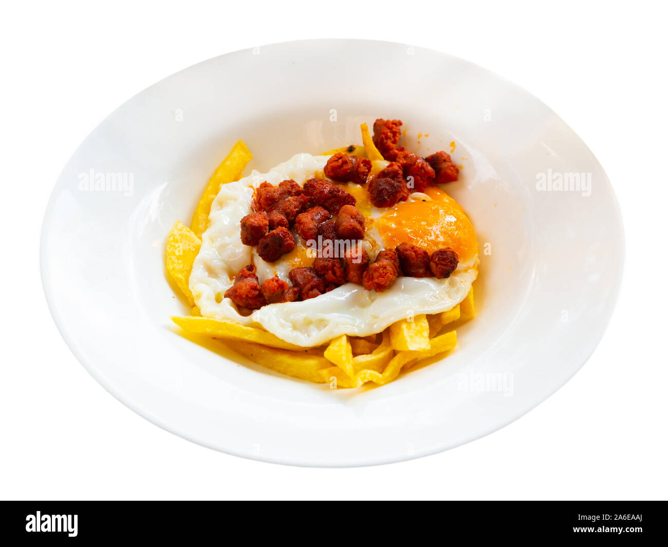 Leckere Spiegeleier mit beliebten spanischen Chistorra wurst und Pommes frites serviert. Auf weissem Hintergrund Stockfoto