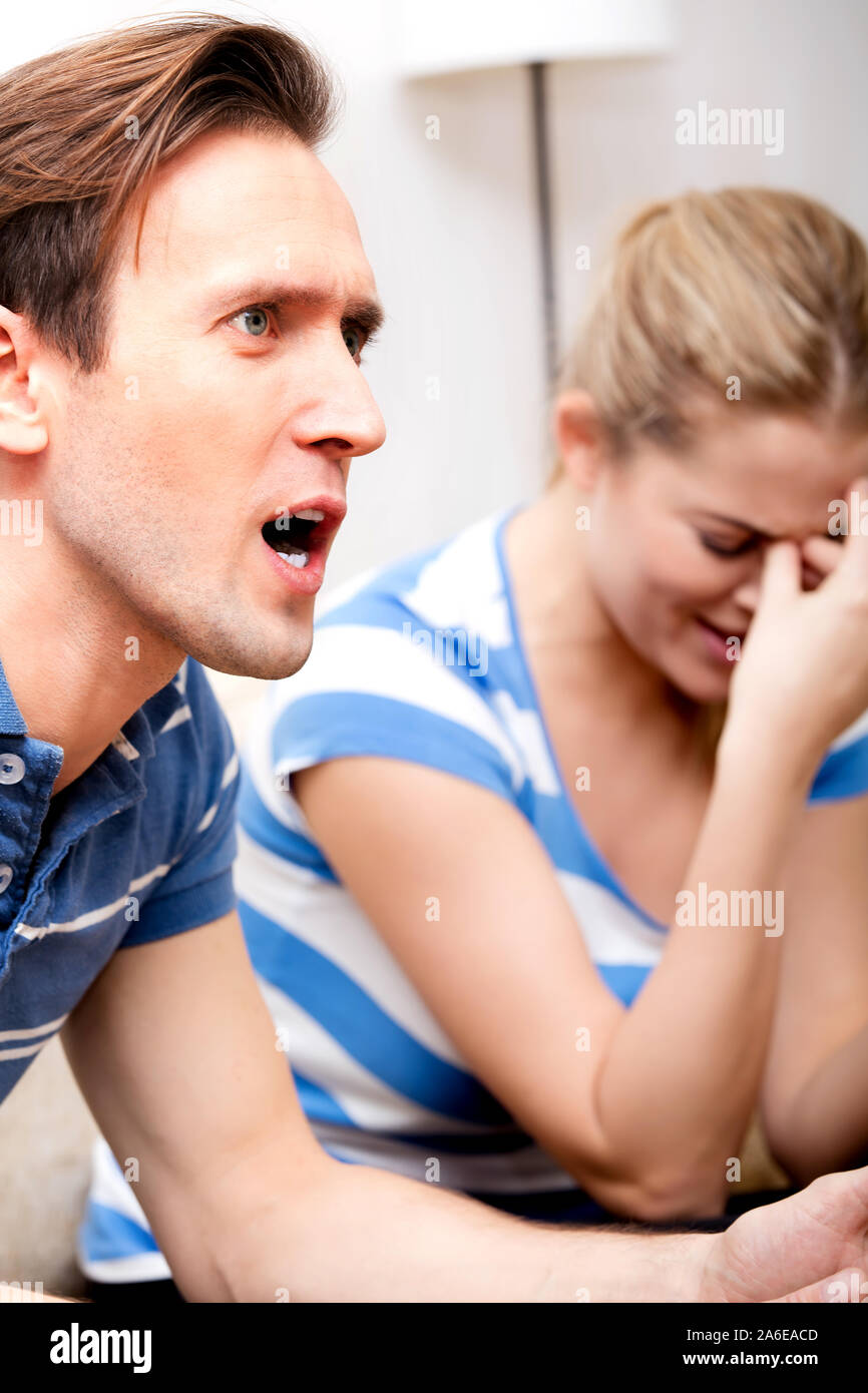 Man schreien, Frau weinen. Wütend Mann ist schreiend auf Frau. Scheidung Konzept. Stockfoto