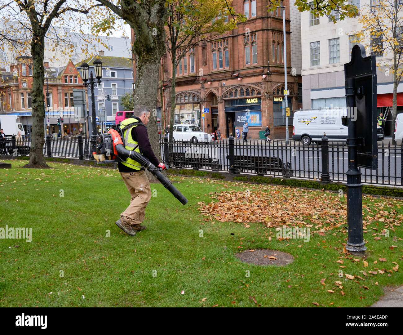 Rasen Pflege in der City Hall von Belfast, mit dem Mitarbeiter mit einer Brennstoffzelle angetriebenen Gebläse Laub zu sammeln Stockfoto