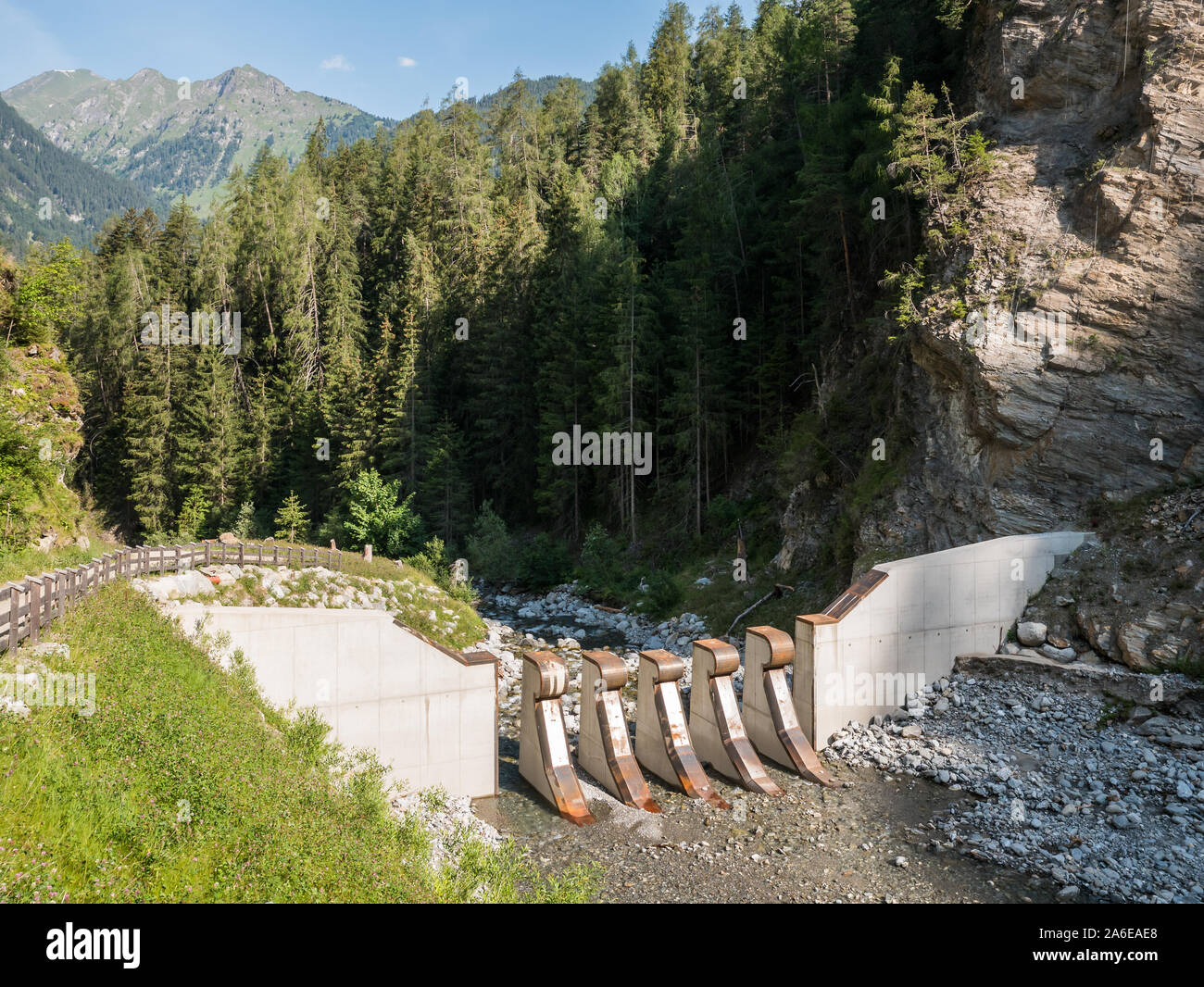 Schlammlawine schutz Barriere in einem Gebirgsbach in den Alpen, in Pfunds, Tirol, Österreich Stockfoto