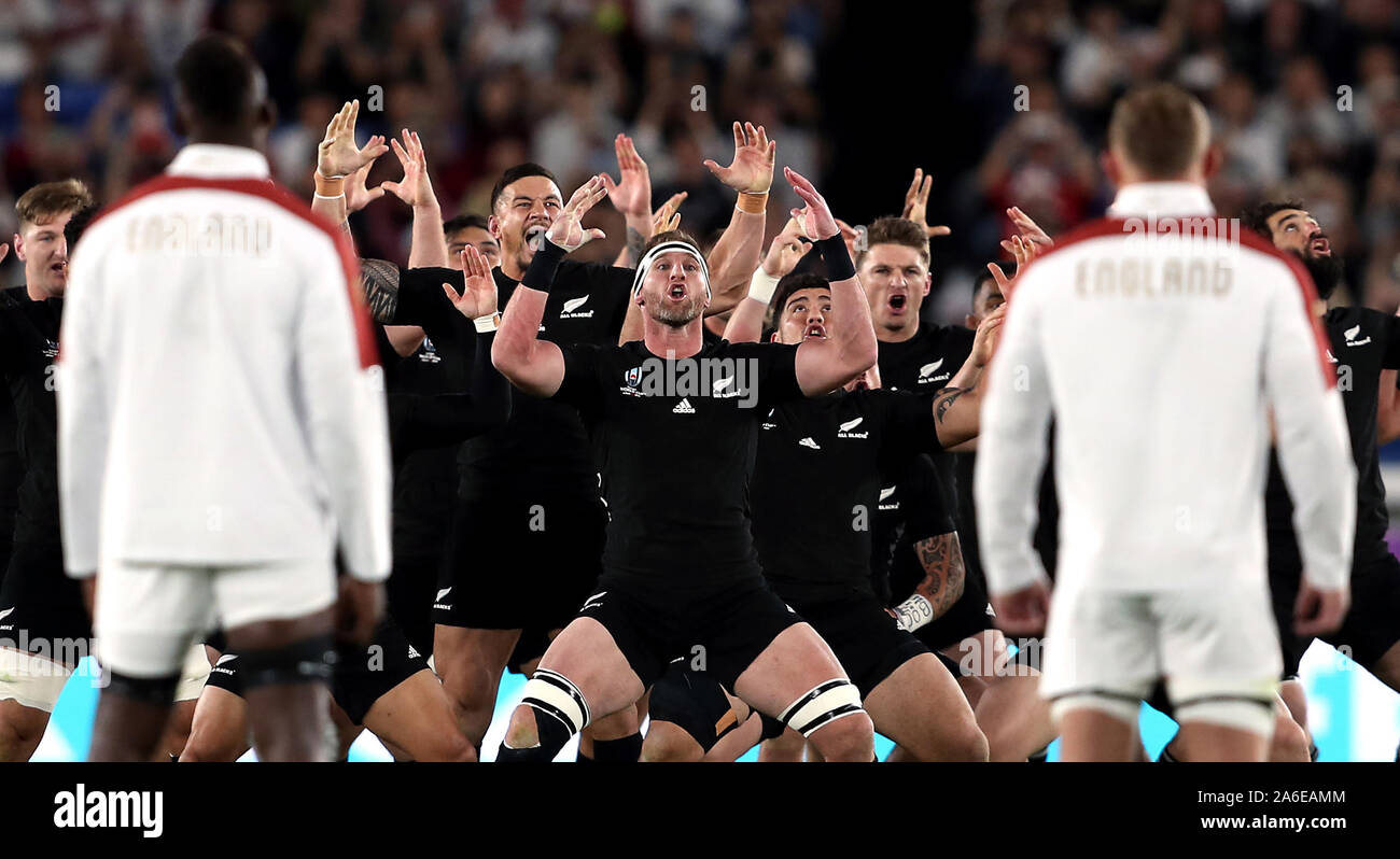 Neuseelands Brodie Retallick führt die Haka als England Blick auf vor 2019 Rugby WM Finale von International Stadium Yokohama. Stockfoto