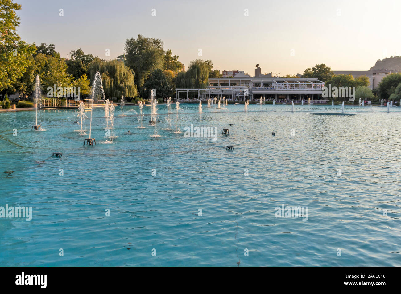 PLOVDIV, Bulgarien - 27. AUGUST 2019: Sonnenuntergang von Singenden Brunnen bei Zar Simeon Garten in der Stadt von Plovdiv, Bulgarien Stockfoto