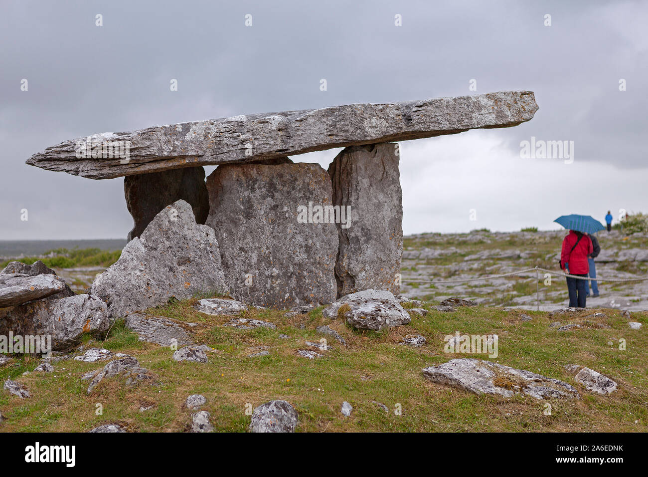 Touristen besuchen Poulnabrone Grab bei Regenwetter, Burren, Republik von Irland. Stockfoto