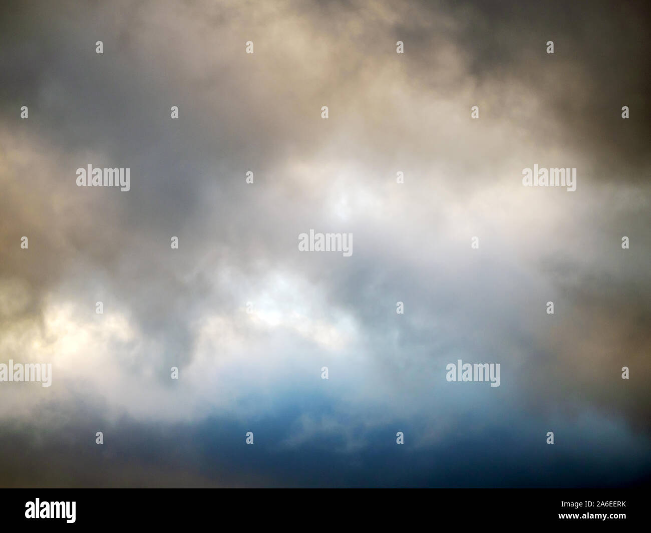 Teilweise Wolken. Abwicklungstag. Dark sky auf dem Hintergrund mit Luft Wolken. sky Panorama, verstreut cumulus Clouds für Hintergrund wallpaper, Desktop. Kopieren Sie Platz. Stockfoto