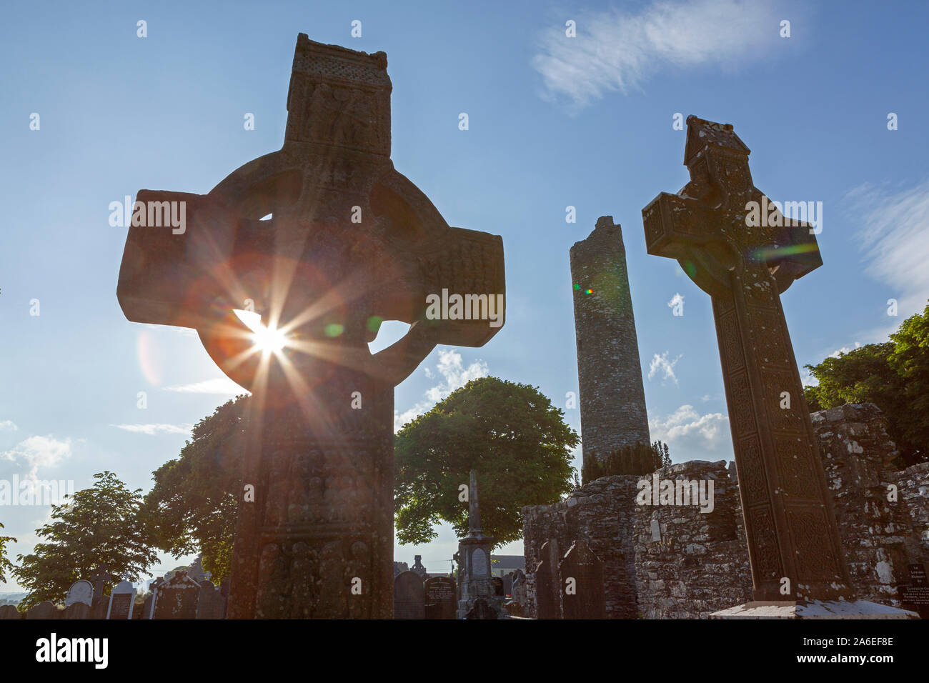 Sonnenuntergang hinter dem Muiredach Cross in Monasterboice, Republik von Irland. Stockfoto
