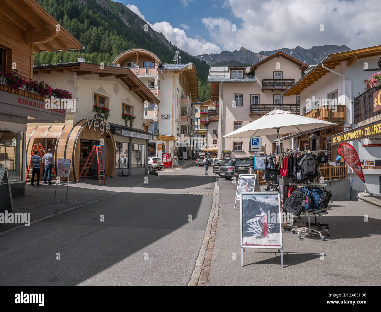 Blick über das Dorf Samnaun und die Duty-free-Shops, Schweiz Stockfoto