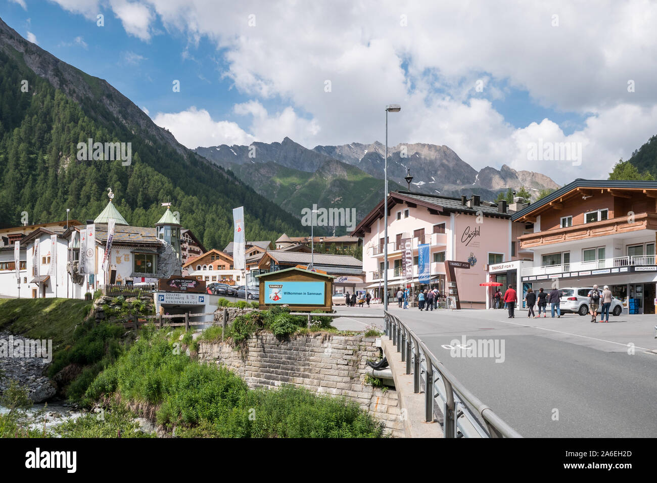 Blick über das Dorf Samnaun und die Duty-free-Shops, Schweiz Stockfoto